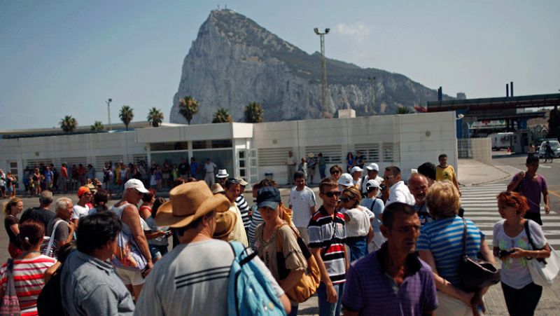 Reino Unido estudia "acciones legales" contra España por los controles fronterizos en Gibraltar