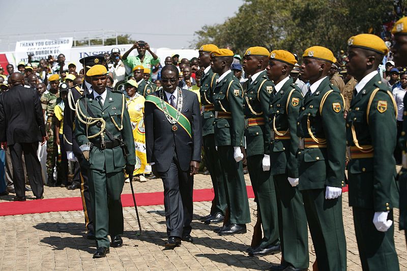 Mugabe dice que los descontentos con las elecciones "pueden ahorcarse si así lo desean"