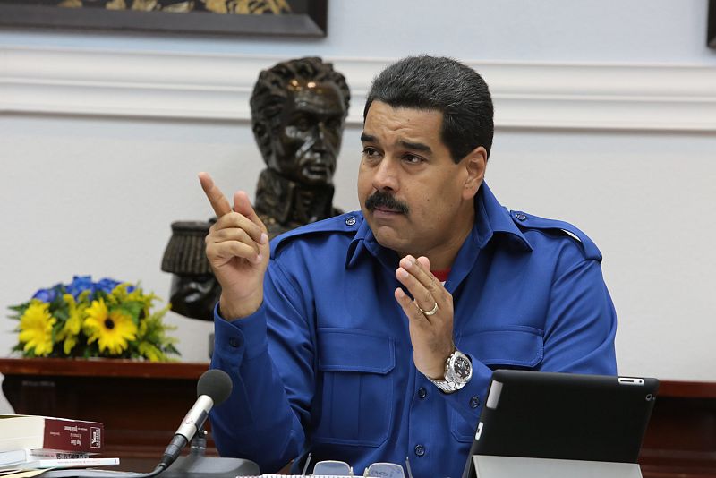 Maduro pide 'poderes especiales' y no descarta reformar la Constitución
