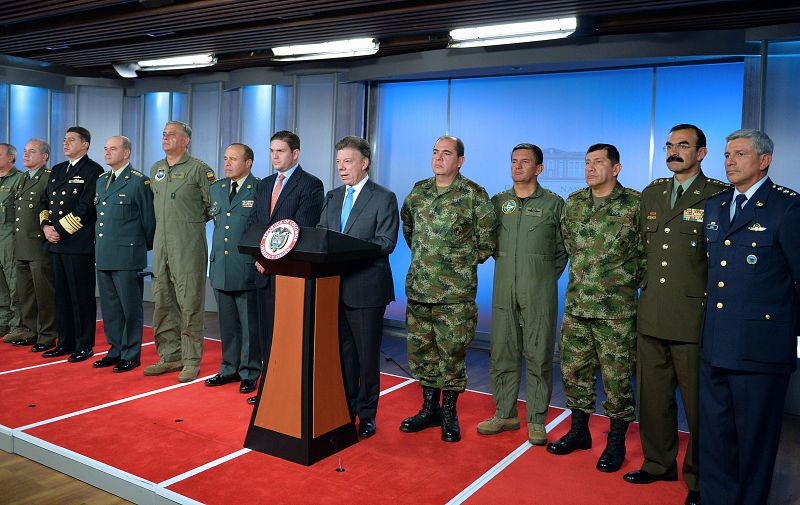 Santos anuncia el cambio de toda la cúpula militar y policial de Colombia