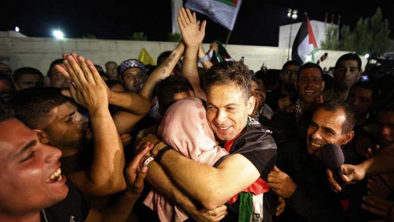 Israel libera a los 26 primeros presos palestinos para retomar el proceso de paz