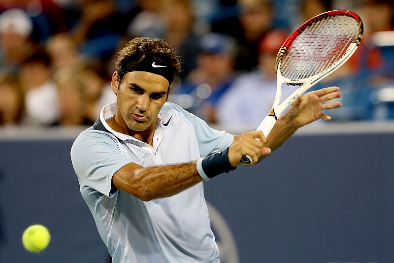 Roger Federer retorna con una trabajada victoria ante el alemán Kohlschreiber