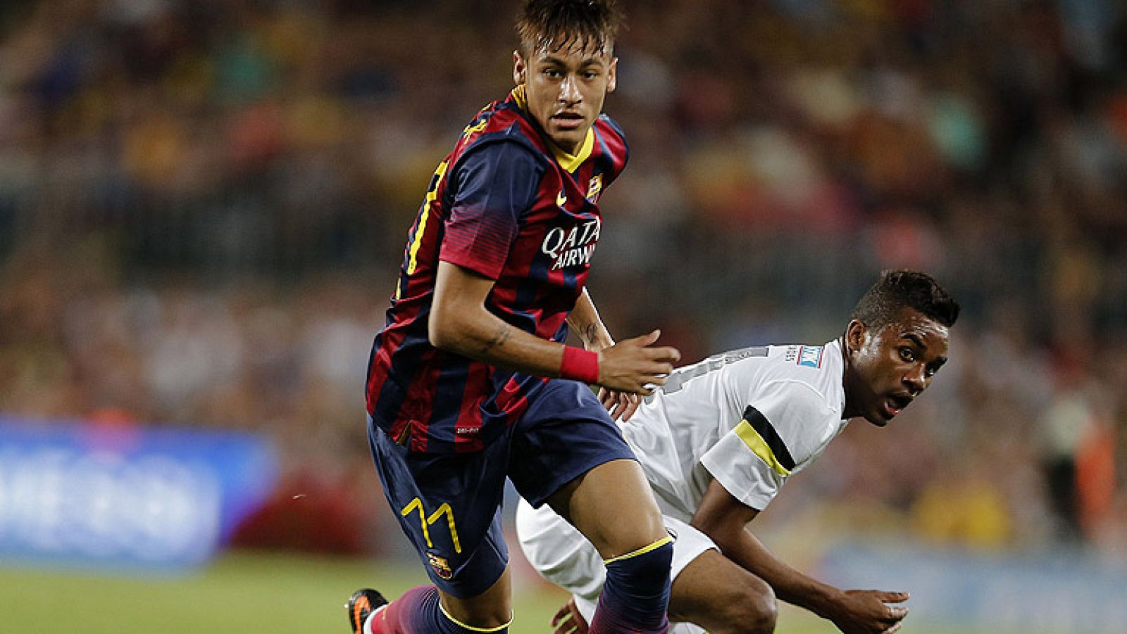 Todavía en pleno verano, el fútbol español regresa a la plena actividad con el comienzo del campeonato liguero este fin de semana. Barcelona y Real Madrid, parte, un año más, como los máximos favoritos al título.