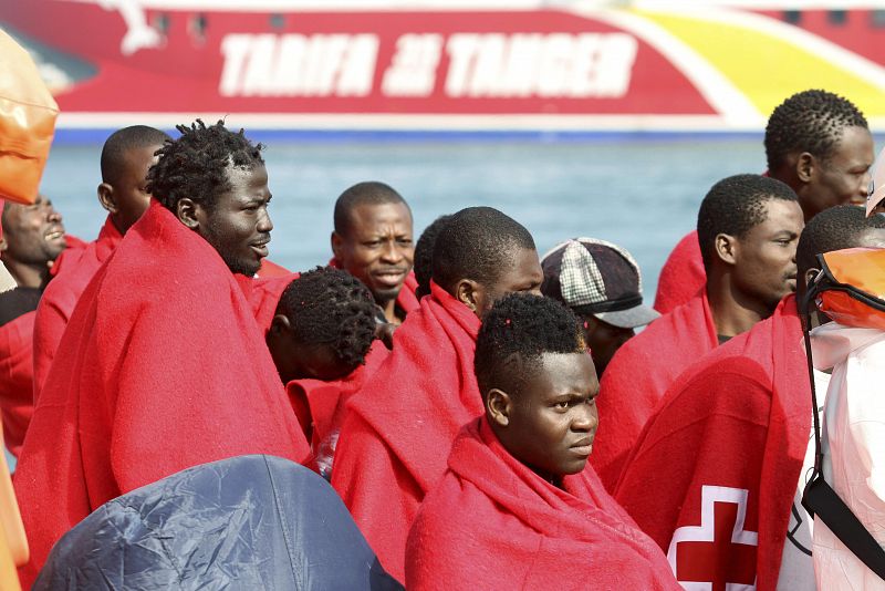 Salvamento Marítimo rescata a 12 inmigrantes que viajaban en dos barcas hinchables en el Estrecho