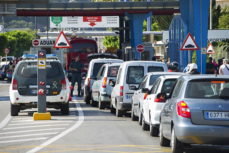 España presenta una queja verbal a Londres para frenar el espigón que está construyendo Gibraltar