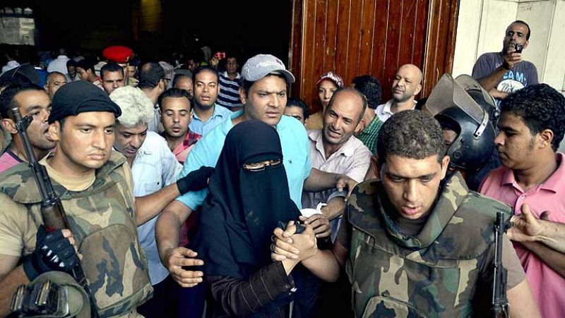 La Policía irrumpe en la mezquita donde están atrincherados un grupo de islamistas en El Cairo