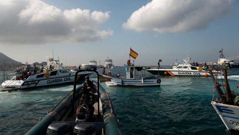 Los pescadores españoles acaban su protesta instando a Gibraltar a no tirar más bloques al mar