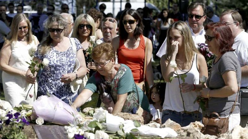 Flores, música y reivindicaciones en el quinto aniversario del accidente de Barajas