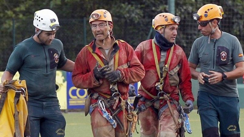 La Guardia Civil rescata en buen estado a los cuatro espeleólogos desaparecidos en Cantabria