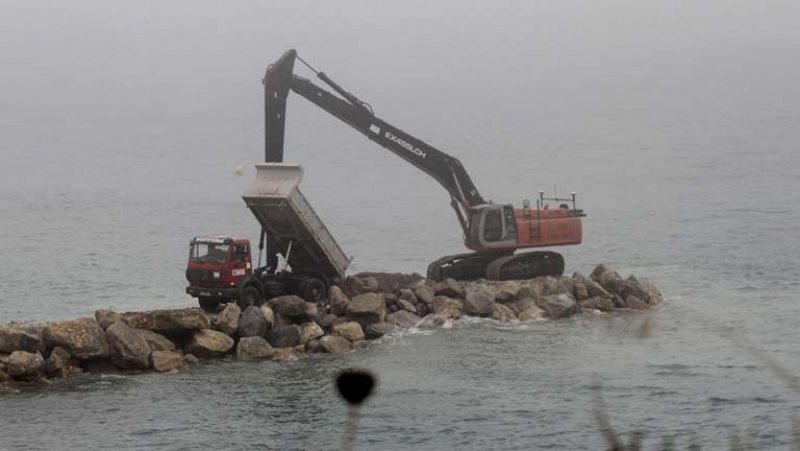 Interior ordena impedir el paso de camiones con arena para construir un espigón en el Peñón