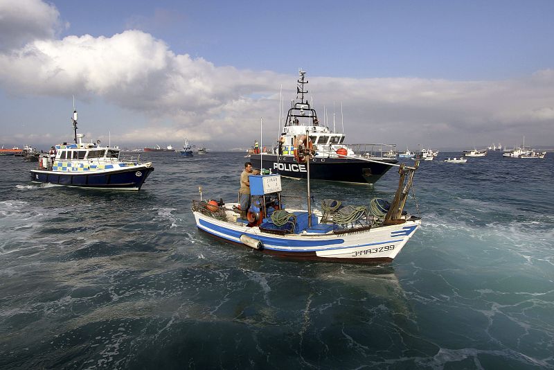 Los pescadores denuncian el posible lanzamiento por Gibraltar de más bloques de hormigón