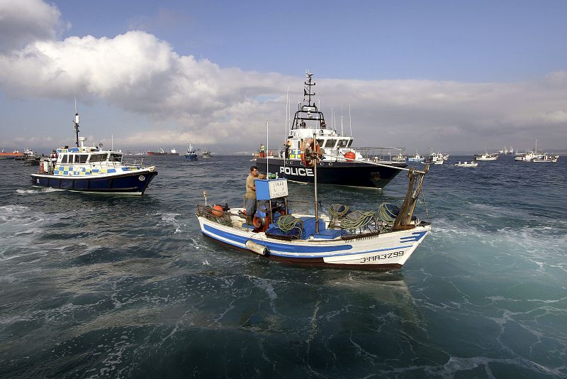 Los pescadores denuncian el posible lanzamiento por Gibraltar de más bloques de hormigón