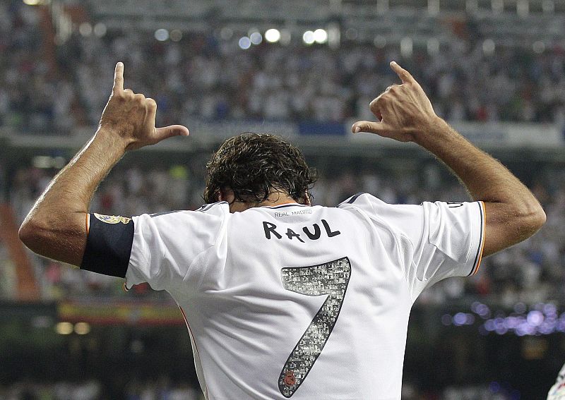 Raúl vuelve a poner en pie al Bernabéu