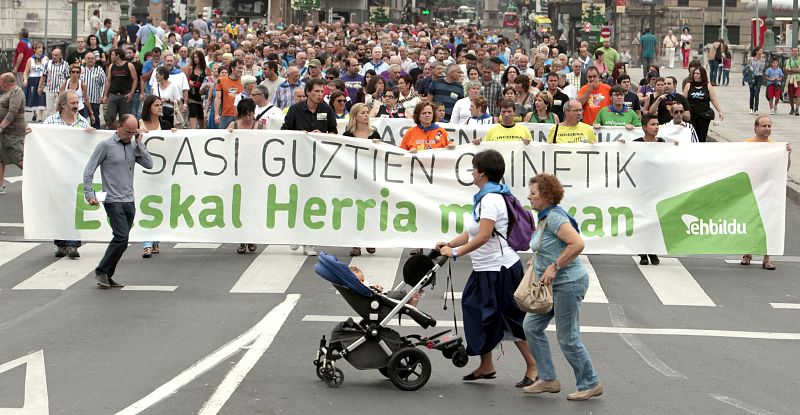 Cientos de personas se manifiestan en Bilbao convocados por Bildu y vigilados por la Ertzaintza
