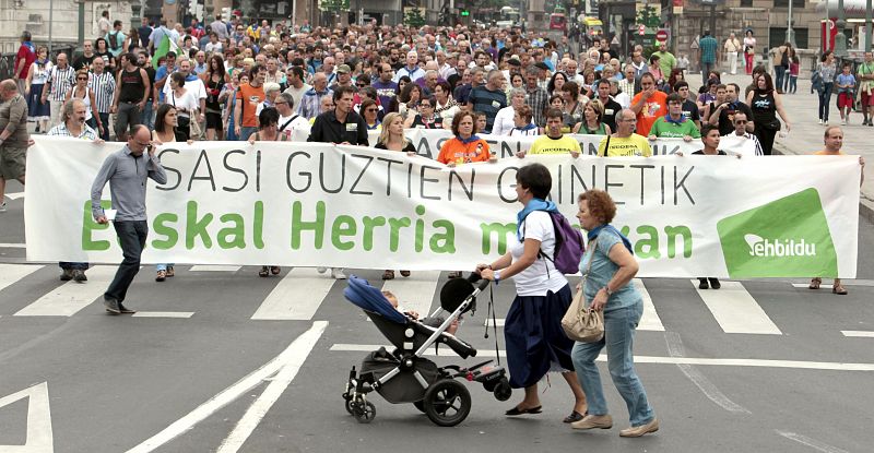 Cientos de personas se manifiestan en Bilbao convocados por Bildu y vigilados por la Ertzaintza