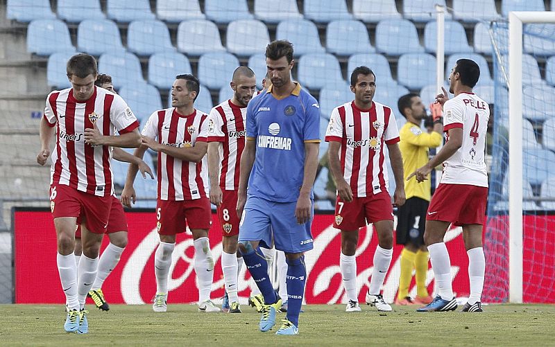 El Getafe salva los muebles de penalti frente al Almería