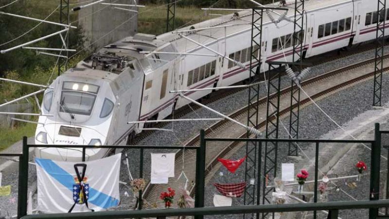 Dos imputaciones y el sistema en revisión un mes después del accidente de tren de Santiago