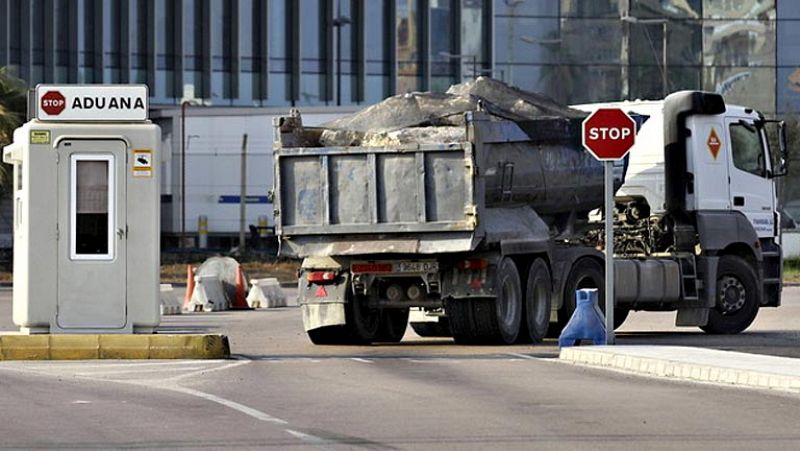 El Gobierno prohíbe el paso de camiones con piedras a Gibraltar