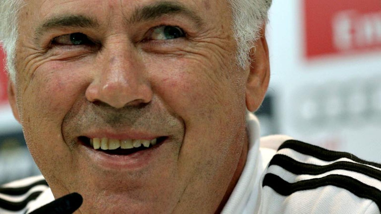 El entrenador del Real Madrid, Carlo Ancelotti, ha querido zanjar  la polémica en torno a quién debe ser el guardameta titular del  conjunto blanco declarando que "no juega Iker o Diego, juega el  portero del Real Madrid", en una llamada a la unidad