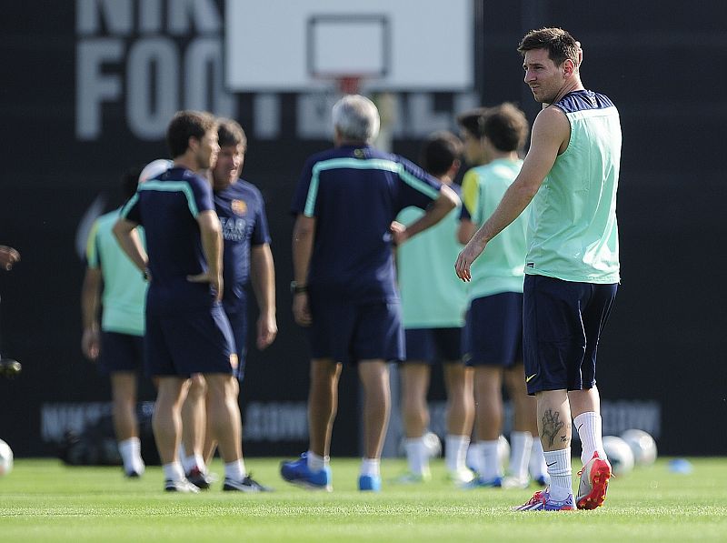 Leo Messi se entrena con el grupo y Adriano es duda con una sobrecarga en el bíceps femoral