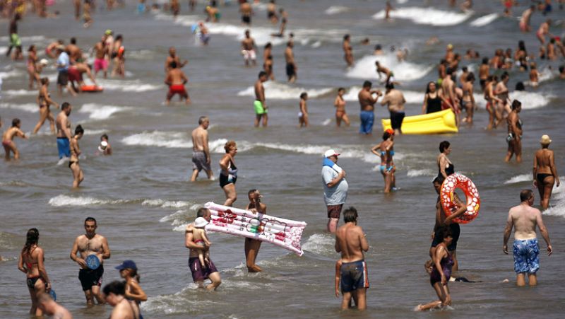 Los españoles viajan hasta julio un 6,9% menos y son más los que optan por ir a casa de amigos