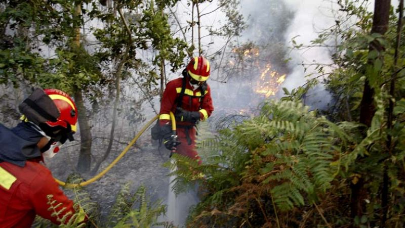 Siguen activos los incendios de Lousame y Bouro, en A Coruña