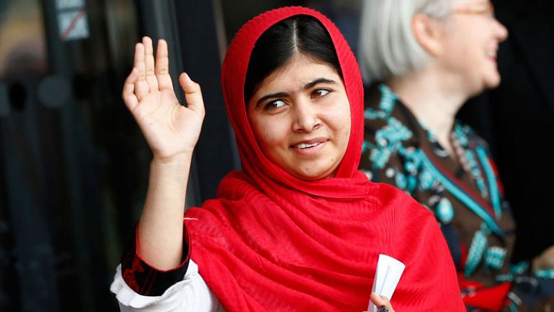 La activista paquistaní Malala inaugura en Birmingham una biblioteca