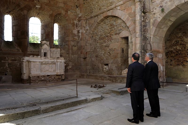 Hollande y Gauck se dan la mano en el escenario de una de las mayores masacres nazis en Francia