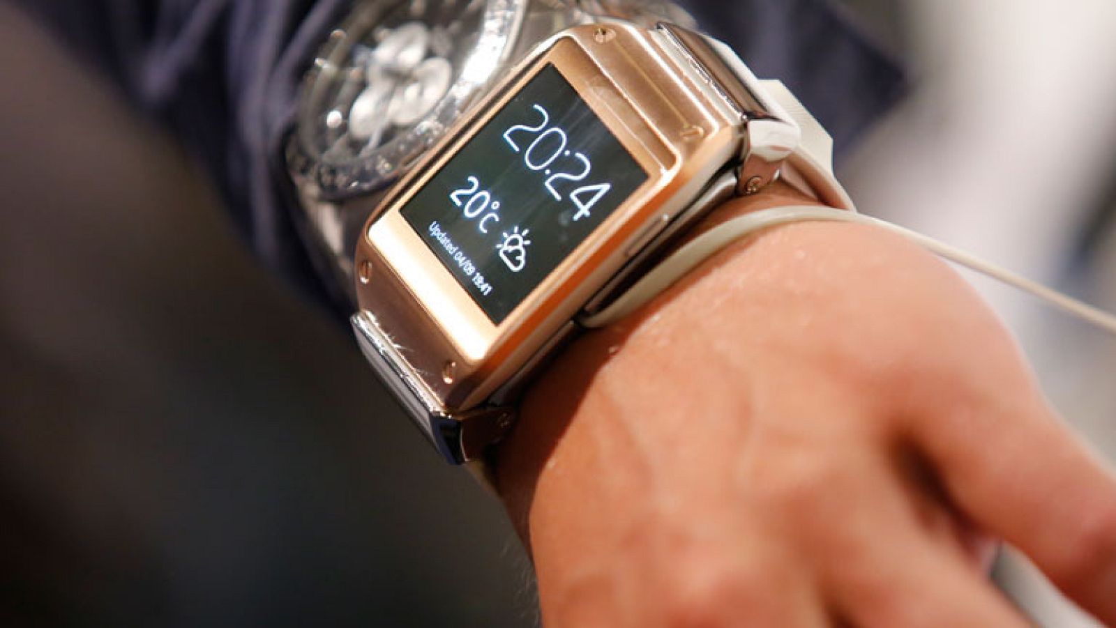 Samsung presenta su primer reloj inteligente Galaxy Gear y se adelanta a su rival Apple | Ver