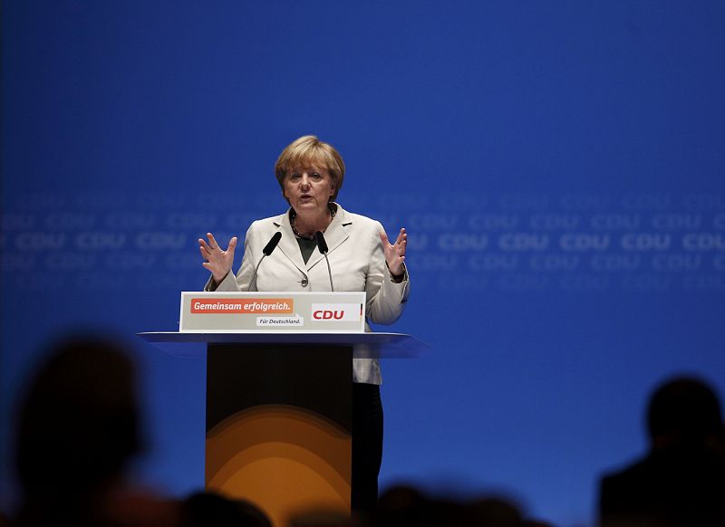 Merkel critica que cuatro países de la UE firmaran sin consultar la declaración de Siria