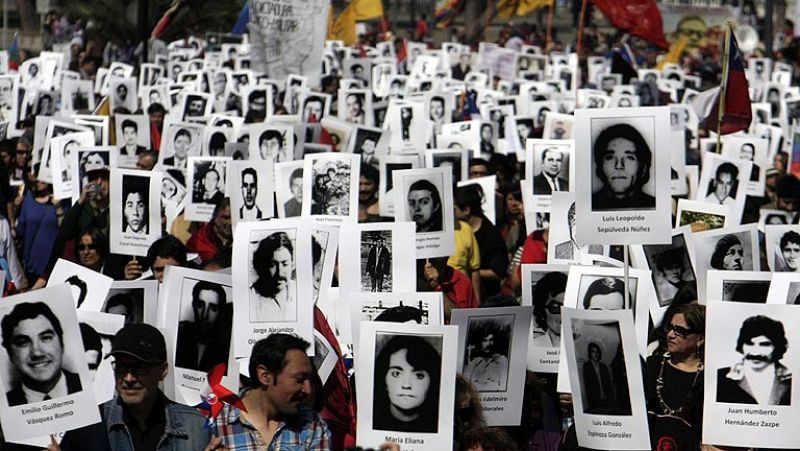 Miles de chilenos protestan días antes del 40 aniversario del golpe de Pinochet