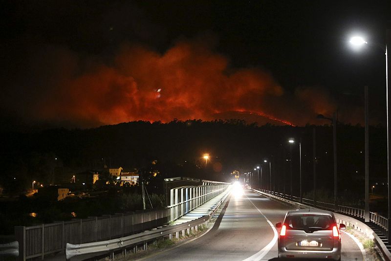 Un incendio forestal en la provincia de A Coruña calcina más de 100 hectáreas