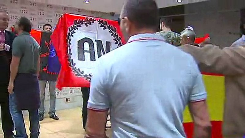 Un grupo de radicales irrumpe en el acto de la Diada en Madrid y forcejea con los asistentes