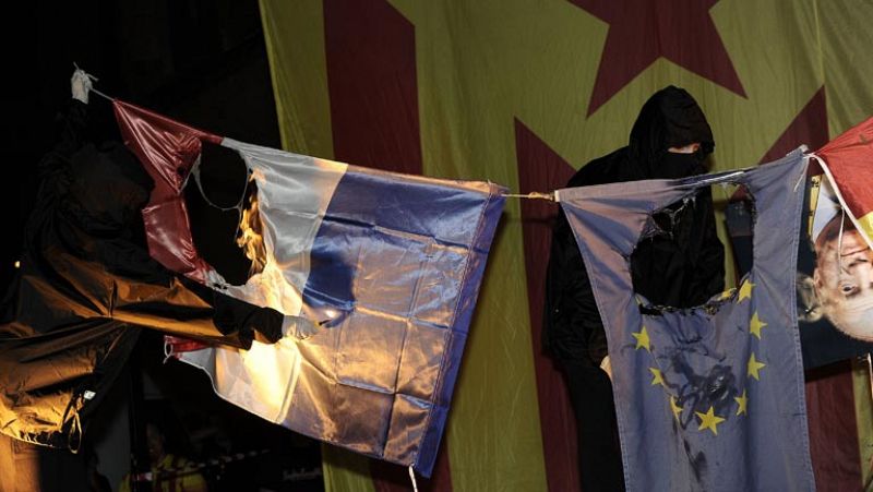 Tres encapuchados queman banderas de España y la UE y una foto del Rey tras la Diada