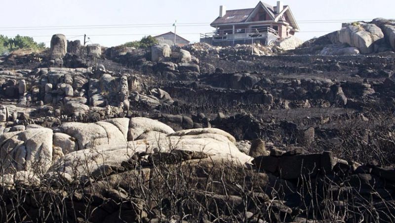 El incendio en A Coruña que afecta al monte Pindo arrasa 1.600 hectáreas