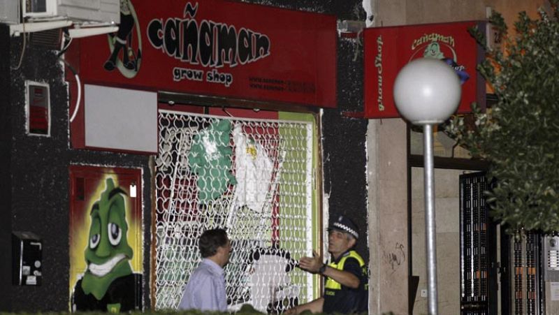Cuatro heridos en estado crítico por una explosión de gas en una tienda en Carabanchel