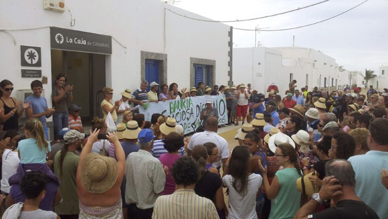 Los vecinos de La Graciosa piden que no les cierren el único banco de la isla