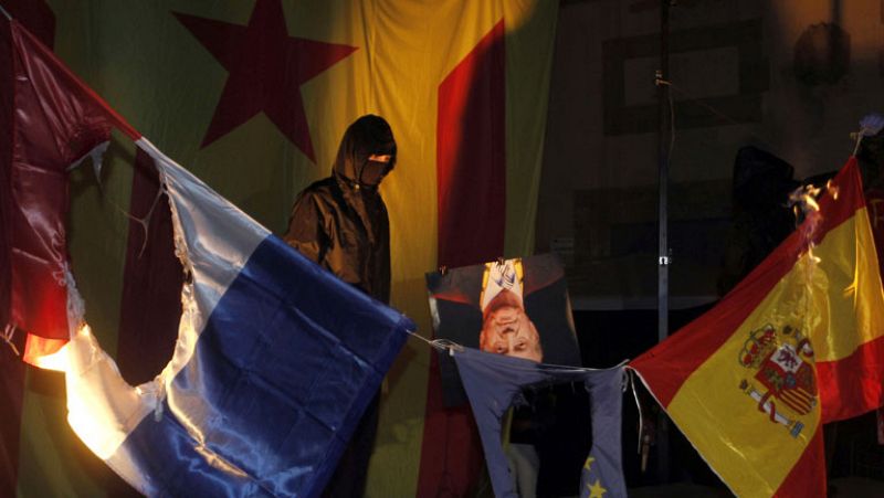 Los Mossos investigan la quema de tres banderas y de la foto del rey en Barcelona tras la Diada