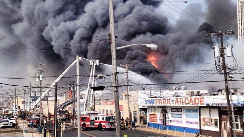 Un incendio consume parte del icónico paseo costero de Nueva Jersey
