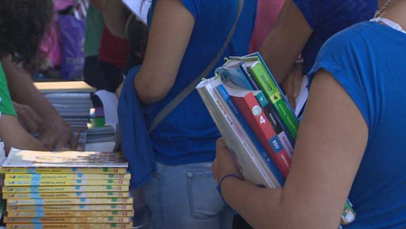 Las familias recurren a bancos de libros de texto y trueque para afrontar los recortes en ayudas
