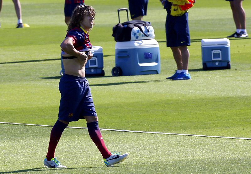 Carles Puyol empieza a ejercitarse con el resto del grupo en el Barça
