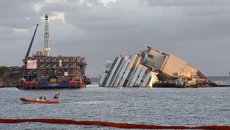 El Costa Concordia encallado en la isla de Giglio saldrá a flote 21 meses después del naufragio