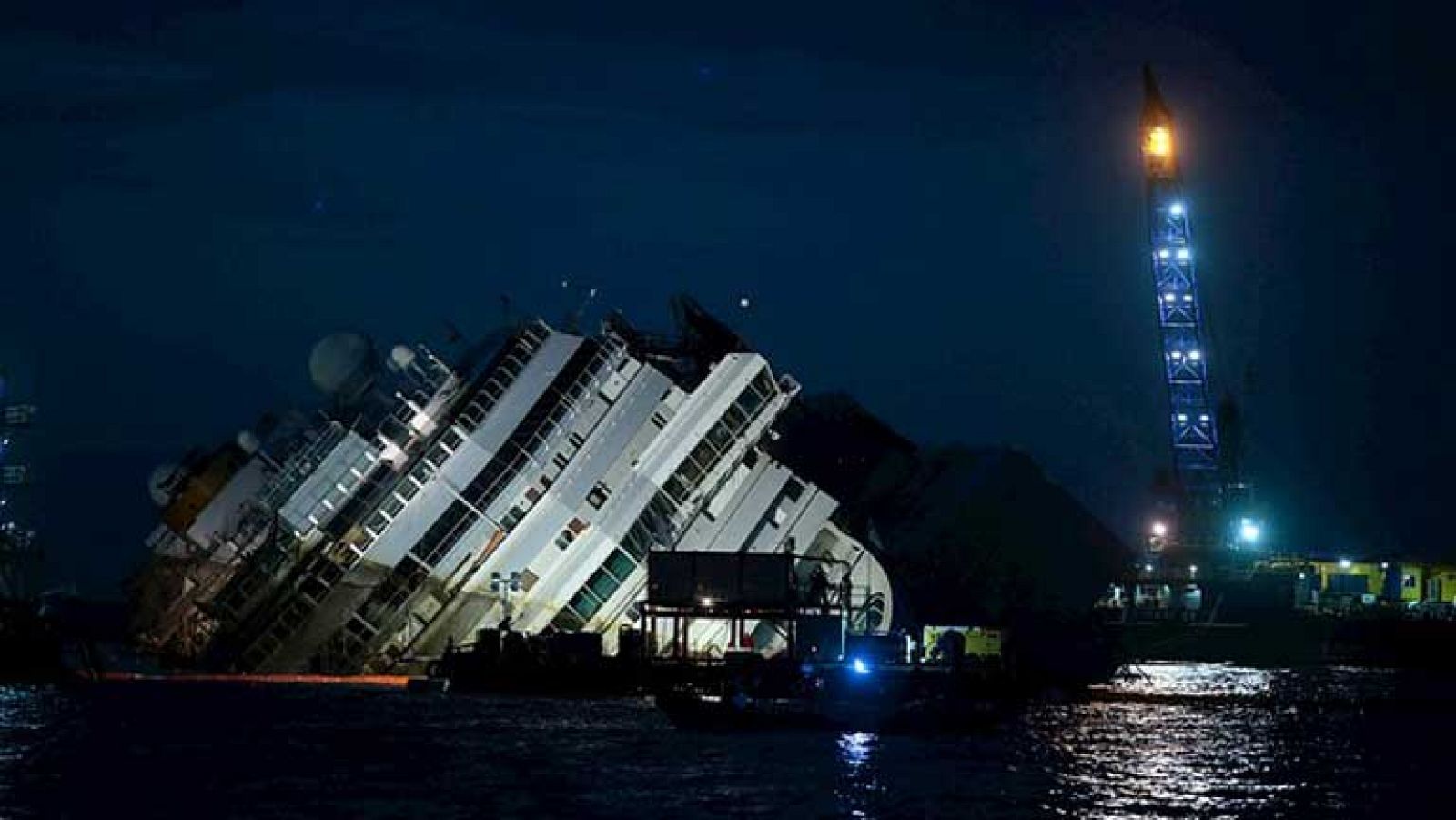 El crucero 'Costa Concordia' comienza a salir a flote tras 20 meses encallado | Ver