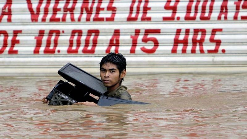 Más de 30 muertos en México por dos ciclones simultáneos