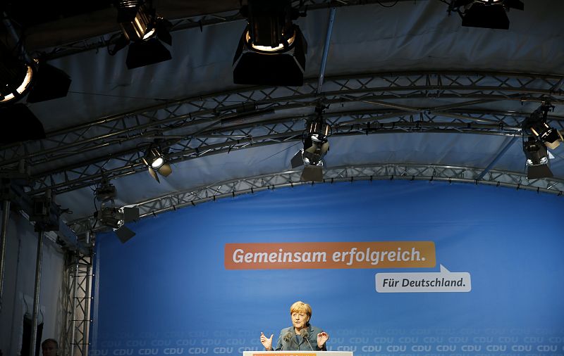 La coalición de gobierno de Merkel empata con la oposición en la última encuesta electoral