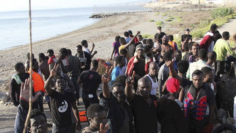 Unos 300 inmigrantes asaltan la valla de Melilla y otros tantos lo intentan a nado en Ceuta
