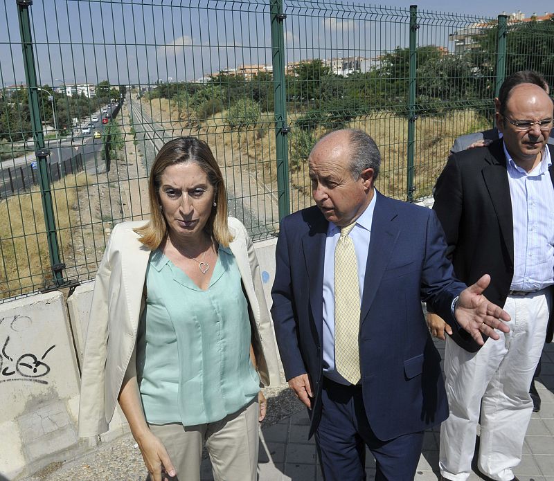 La ministra de Fomento anuncia que el AVE llegará en superficie a Granada en 2015
