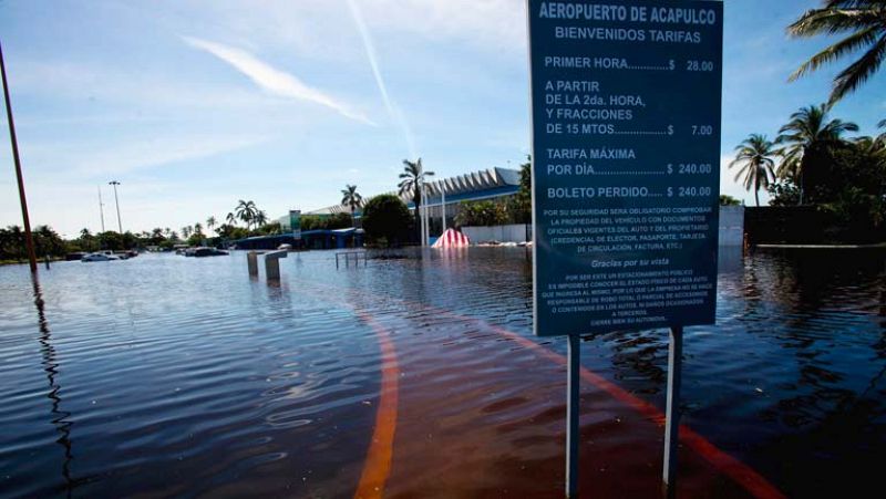 Aviones militares evacúan a miles de turistas por las inundaciones en Acapulco