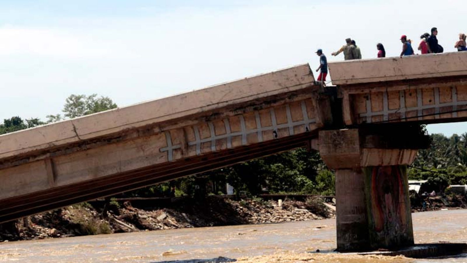 Ascienden a 97 los muertos por los ciclones tropicales que han afectado a México | Ver