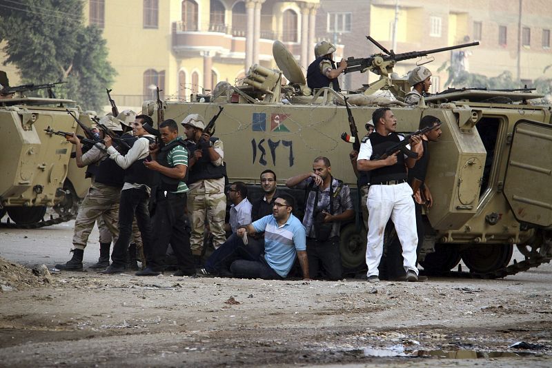 El Ejército egipcio detiene a un líder de los Hermanos Musulmanes en su asalto a Kerdasa